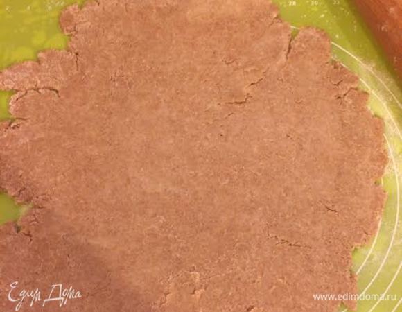 Духовку нагреть до 190°С. На присыпанной мукой поверхности раскатать тонко тесто, вырезать прямоугольники.