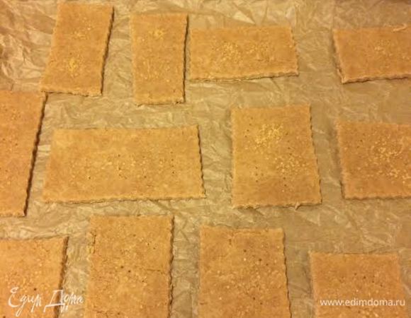 Печенье наколоть вилкой и присыпать коричневым сахаром.