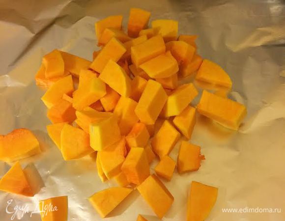 Все продукты должны быть комнатной температуры. Для тыквенного пюре нам потребуется 300 г тыквы. Духовку нагреть до 200°С, тыкву нарезать кубиками, завернуть в фольгу и запечь до мягкости. Остудить и пюрировать блендером.