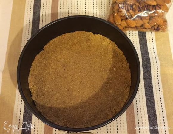 Выложить массу в форму диаметром 20 см, хорошо разровнять. Выпекать 10 минут.
