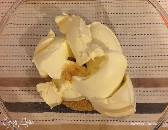 В миске взбить сахар и сливочный сыр до однородной массы.