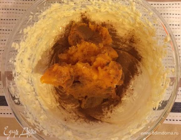 Добавить тыквенное пюре и корицу. Хорошо перемешать миксером на средней скорости.