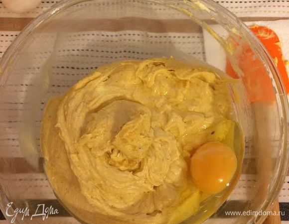 Добавить по одному яйца.