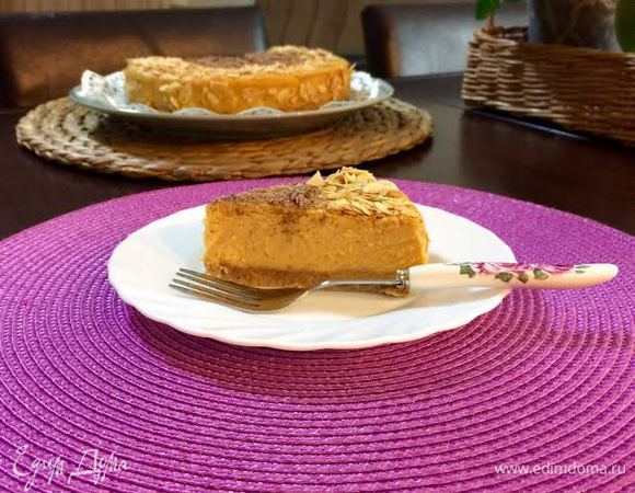 Готовый чизкейк полностью остудить и поместить в холодильник не менее, чем на 6-7 часов.