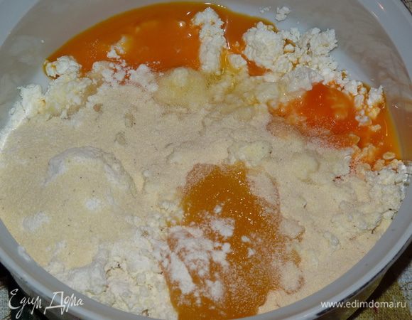 Перемешать вручную (чтобы сохранить зернистую структуру творога) все ингредиенты, кроме яблок. Оставить на 30 минут настояться. У меня творог деревенский, жирный. Если творог сухой, то достаточно двух ст.л. манки.