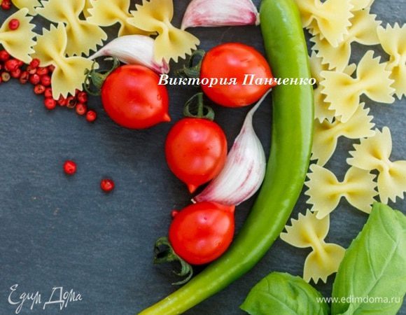 Для этого салата можно использовать любую короткую пасту - перья, спиральки, фарфалле. Пасту сварить аль денте в подсоленной воде. Слегка остудить.