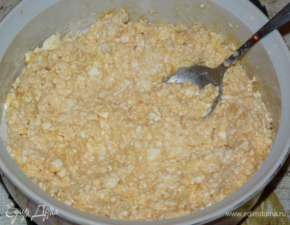 Яблоки очистить и натереть на мелкой терке, добавить к творожной массе. Если яблоки очень сочные, то сок слегка отжать или просто слить. Перемешать. Смесь получается очень нежная, немного жидкая.