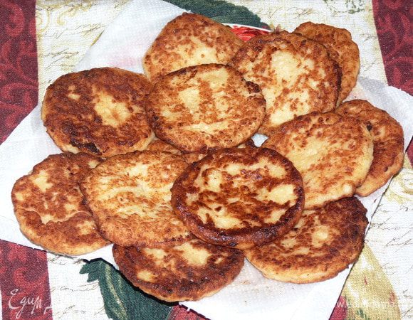 Припорошить ладонь мукой, выложить ложку смеси и сверху присыпать мукой. Аккуратно приплюснуть и жарить с обеих сторон на растительном масле до золотистого цвета. У меня получилось 16 шт., только некоторые исчезли до фотосессии...