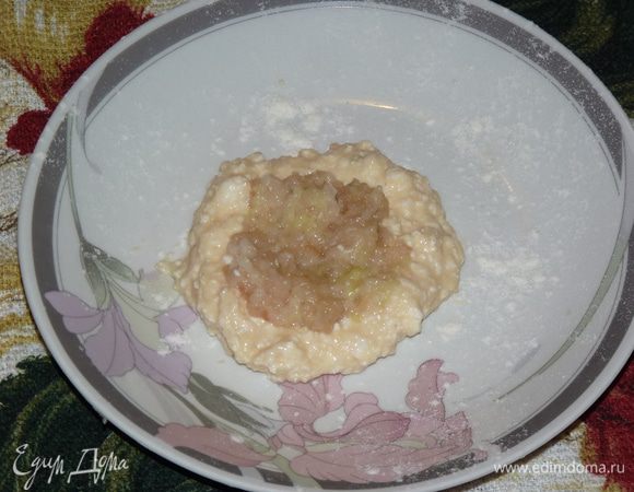 Второй вариант (хлопотный): тертые яблоки используем в качестве начинки.