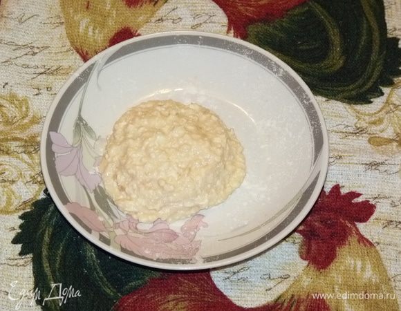 Сверху прикрываем сырной массой, присыпаем мукой и жарим.