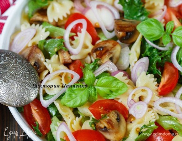 Нарезать помидоры четвертинками, лук полукольцами, чеснок и жгучий перец мелко порубить, порвать руками листовой салат. Смешать виноградное масло Biolio с лимонным соком.
Соединить пасту, обжаренные грибы и овощи. Аккуратно перемешать. Выложить на плоское блюдо, полить заправкой, украсить листиками базилика и подавать.