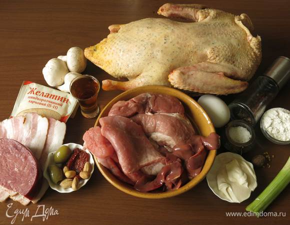 Подготовим все продукты по списку. Птицу, основу для начинки — говядину и телятину, добавки — вяленые томаты, оливки, пряную говядину, грудинку для прослойки, специи, компоненты загустителя, печень для рулета.  Приготовление галантина — творческий процесс, меняем состав начинки, слои и способ измельчения. Из всех компонентов рекомендую сделать слой тонкой грудинки (бекона) — получается более сочная начинка и красивый разрез гарантирован, обязательно положить нарезанную колбасу, ветчину или как у меня пряную говядину — и структура, и вкус обогатятся, и конечно, «поймать» достойную птичку. Скажу честно, птица не марки «Утолина», такой бренд у нас не продается, но уверена, что прекрасно получится это блюдо и с фирменной птицей.