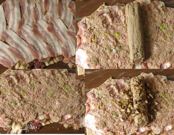 Кладем слой грудинки, слой фарша с оливками, рулет из печени, грибы.