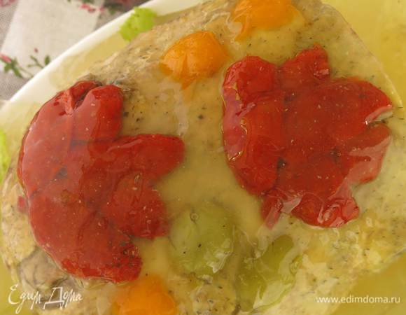 Вот такие получаются листья. Даем желе схватится, все, что попало в поддон, схватилось, выкладываем кубики желе вокруг галантина. Приятного аппетита!