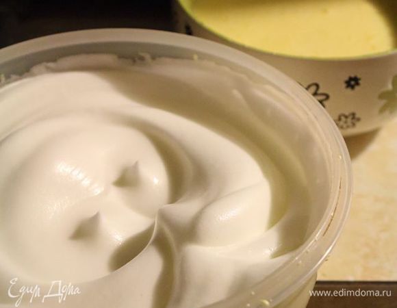 Яйца разделить на желтки и белки. Желтки взбить с половиной сахара в пену. Белки взбить со второй половиной сахара до устойчивых пиков.