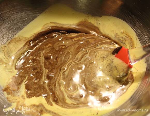 Растопить шоколад (я в микроволновке это делаю), аккуратно лопаткой вмешать в желтки.