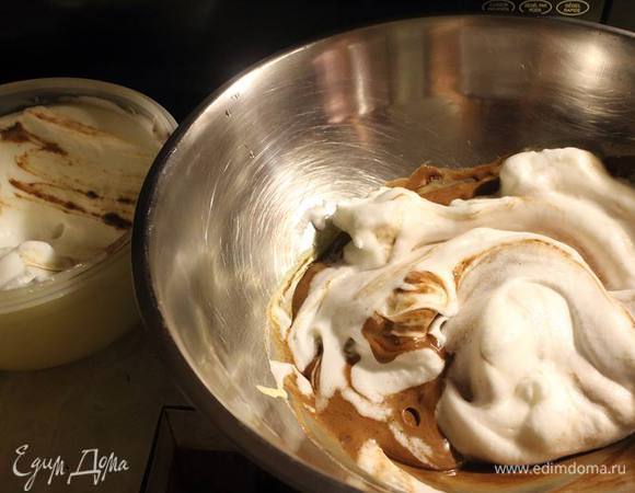 Добавить туда немного белков и снова размешать. Вмешать заворачивающими движениями полученную смесь в белки.