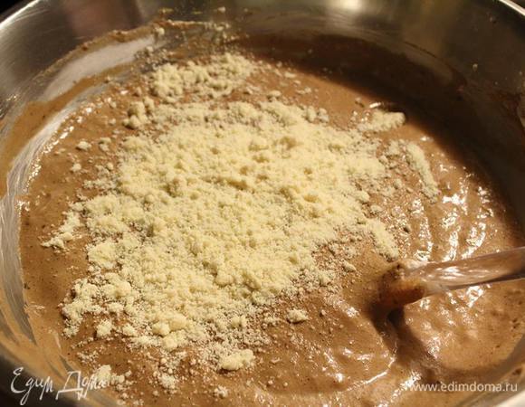 Вмешать миндальную.