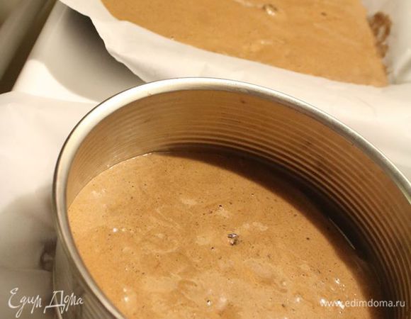 Духoвку на 190°С. Дальше в зависимости от того, как будет собираться торт. Если как рулет — то примерно четверть теста в форму диаметром 18 см, остальное на противень, толщина около 5-7 мм (все застелить пекарской бумагой). Печется минут 20. Смотреть по готовности, все очень зависит от духовки.