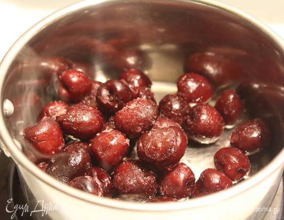 Замороженные черешни (можно и свежие, главное без косточек, можно и вишню, клубнику, малину, персики) залить водой, чтоб покрыло полностью, добавить немного сахара и дать закипеть. Слить на дуршлаг, чтоб стек сироп.