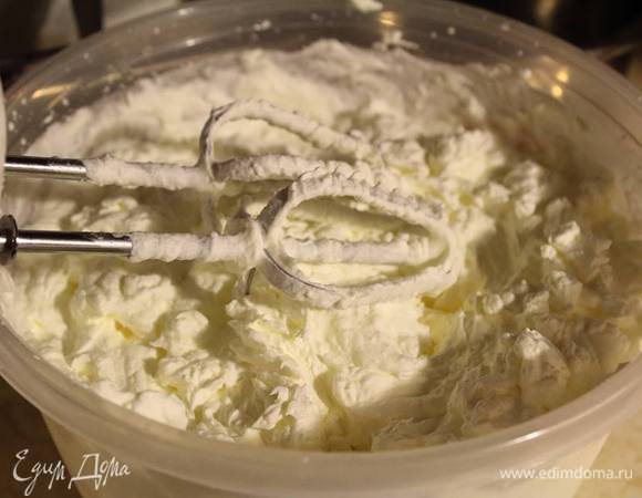 Сливки с лимонным соком и сахаром взбить до устойчивого состояния, но не до масла .