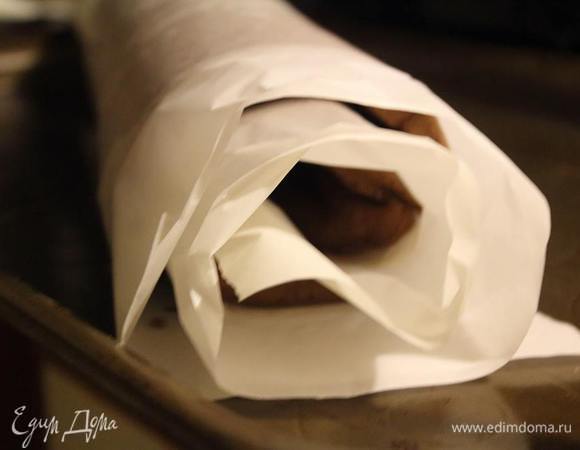 Готовый бисквит для рулета прямо с бумагой горячим свернуть и дать полежать минут 20.