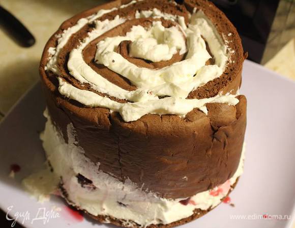 Рулет промазать кремом и завернуть. Каждая следующая полоска продолжает оборачивать имеющийся рулет.