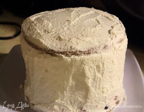 Второй половиной круглого бисквита, смазаной кремом, накрыть рулет. Оставшимся кремом обмазать весь торт.