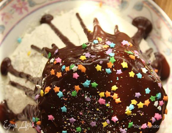 Для глазури шоколад с маслом и молоком растопить на водяной бане, остудить и полить торт.