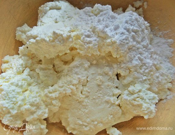 У меня были пачки творога по 180 г. В них вмешать крахмал, щепотку соды, соль, сахар (если без джема).