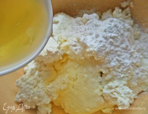 Вливаем белки или одно крупное яйцо.