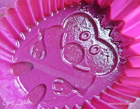 Силиконовую форму я смазала для страховки маслом Biolio, так как в ней много мелких деталей.