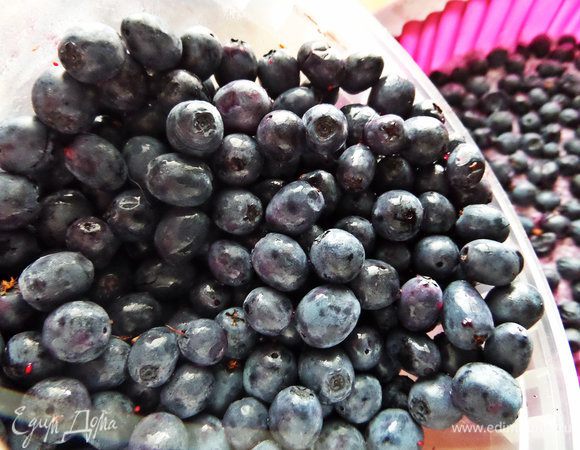 Часть творожной массы выложить на дно и сверху расположить ягоды.