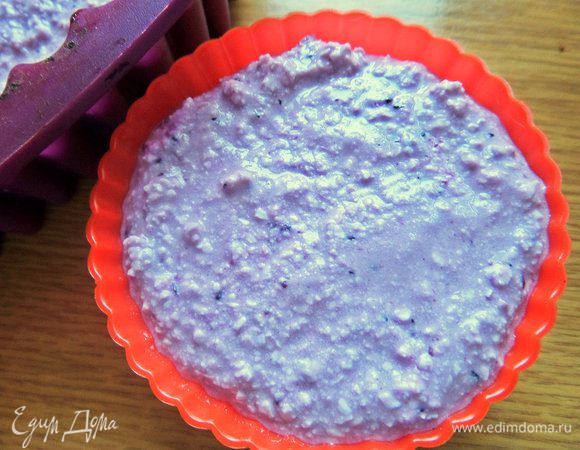 Если у вас нет такой большой формы, можно запечь в формочках для маффинов. Одна такая формочка запекалась 2 минуты (1 минуту на максимуме,1 минуту на среднем режиме).