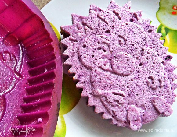 Переворачиваем ее на блюдо и осторожно снимаем формочку.