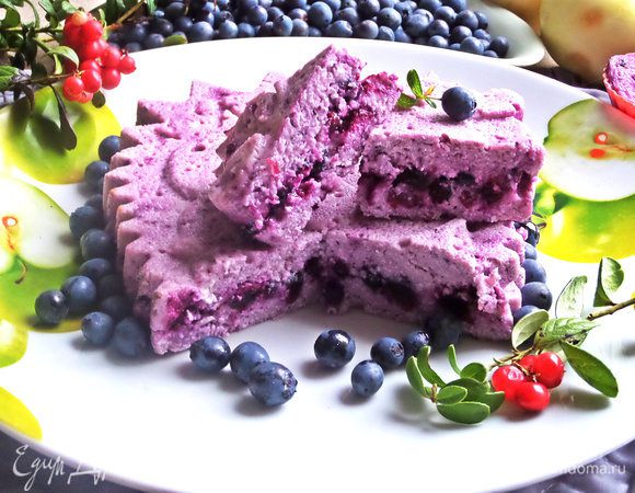 Остывшая она хорошо нарезается и видна прослойка из ягод.