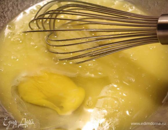 Растопленное масло смешать с сахаром. Добавить соду, лимонный сок. По одному вмешать яйца.
