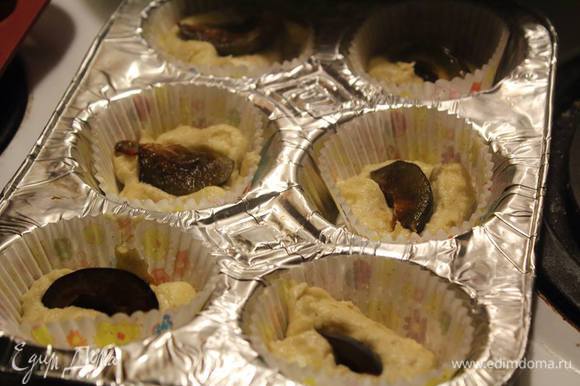 В формочки для маффинов положить тесто на половину, внутрь положить кусочек сливы (можно и черешню, или малину или других ягодок).