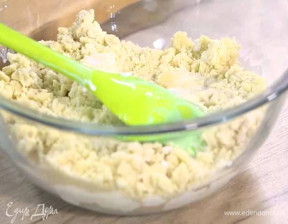 Тесто переложить в миску, влить оставшееся молоко и вымешать лопаткой.