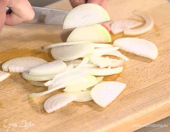 Лук почистить и нарезать полукольцами.