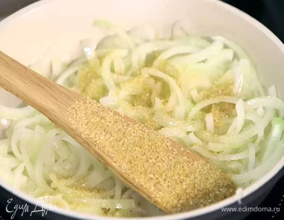 Разогреть в сковороде оливковое и оставшееся сливочное масло и обжаривать лук; когда он станет прозрачным и слегка золотистым, всыпать сахар, перемешать и обжарить еще немного.