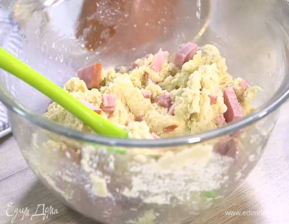 Треть ветчины и треть натертого сыра добавить в тесто и вымешать.