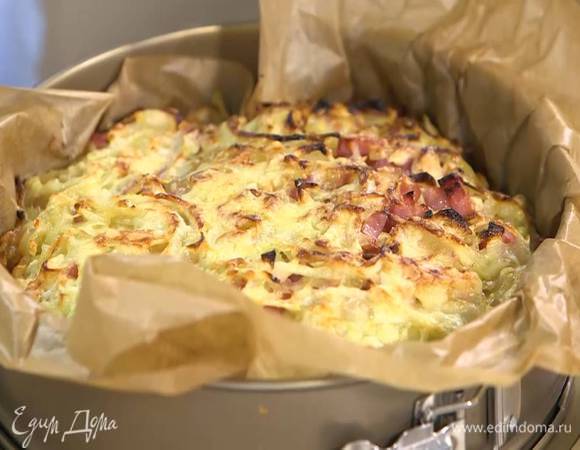 Выпекать пирог в разогретой духовке 25‒35 минут, пока тесто не пропечется.