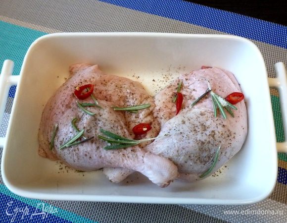 Утиные ножки посолим и поперчим. В форму или сковороду, пригодные для запекания, укладываем ножки, посыпаем иголочками розмарина и колечками чили.