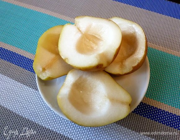 Груши разрежем пополам, вырежем семенную коробочку и хвостики.