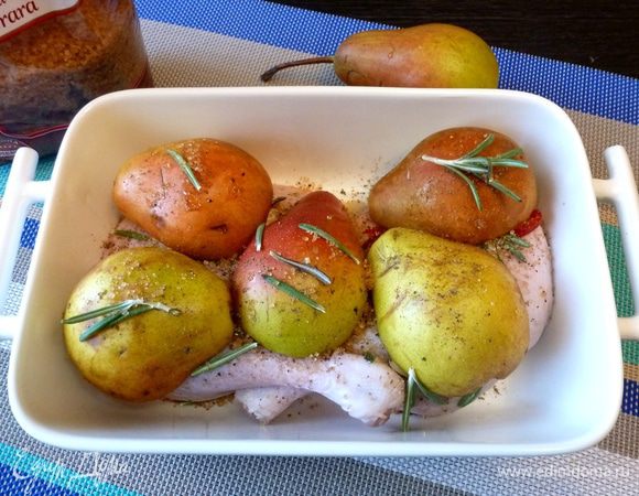 На утиные ножки разложим половинки груш срезом вниз. Посыпаем коричневым сахаром и иголочками розмарина.