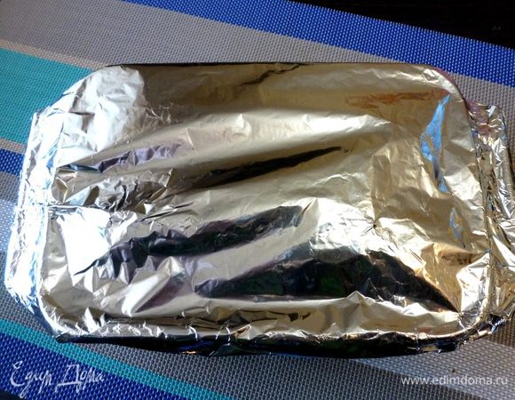 Форма для запекания нужна с крышкой. Но у меня она отсутствует, поэтому форму я закрыла фольгой. Отправляем её в духовку на 1,5 часа при 180°С, затем огонь убавим до 150°С и потомим еще минут 20.