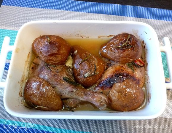 За 10 минут до окончания готовки снимем фольгу и дадим подрумяниться мясу и грушам.