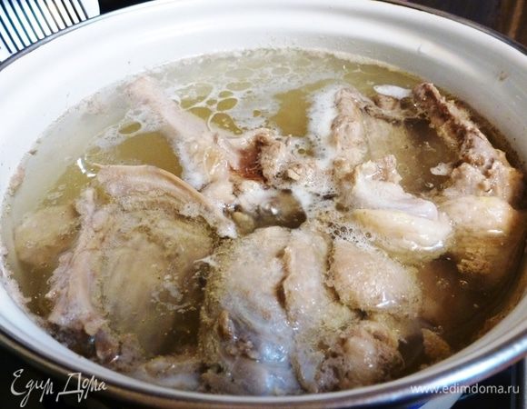 Сначала сварим бульон из утятины (специи, соль). Для супа будет достаточно будет взять половину утки или ее потрошки. Когда мясо будет готово вытащим его, снимем с костей и нарежем кусочками. Позже мы добавим его в суп.