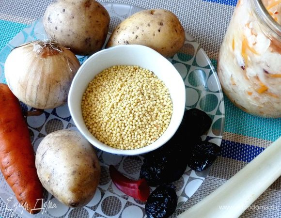 Подготовим ингредиенты для нашего супа: пшено и овощи, которые необходимо почистить. 